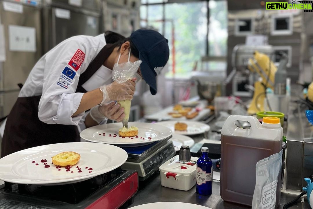 Gladys Lee Instagram - 尋找甜點主廚明日之星 Rising Pastry Chef Award 主持法國乳製品公會 #Cniel 及歐盟聯合贊助的首屆「最佳法國鮮奶油甜點主廚大賽」冠軍賽,今年以「翻玩法式經典甜點」和「都市自然」為創作主題,考驗甜點師傅突破框架,使用高品質的法國鮮奶油完成美味又創新的作品。 總決賽六個半小時,專業評審全程緊盯,每一場現場製作的比賽除了考驗選手的實力,現場控時、組織整潔能力更是關鍵,台灣烘焙新秀加油! - 梳化 @chen_yichuan 服裝 @lafeta_official #lafeta . #歐洲鮮奶油 #法國鮮奶油 #parisbrest #cream #frenchcream #pastry #開幕式 #全英主持 #新聞主播 #節目主持 #主持人 #雙語主持 #活動主持 #精品主持 #中英主持 #中英主持人 #英文主持人 #直播 #直播主持人 #開幕主持 #論壇主持 #春酒主持 #記者會主持 #記者會 #晚宴主持 #host #bilingualhost