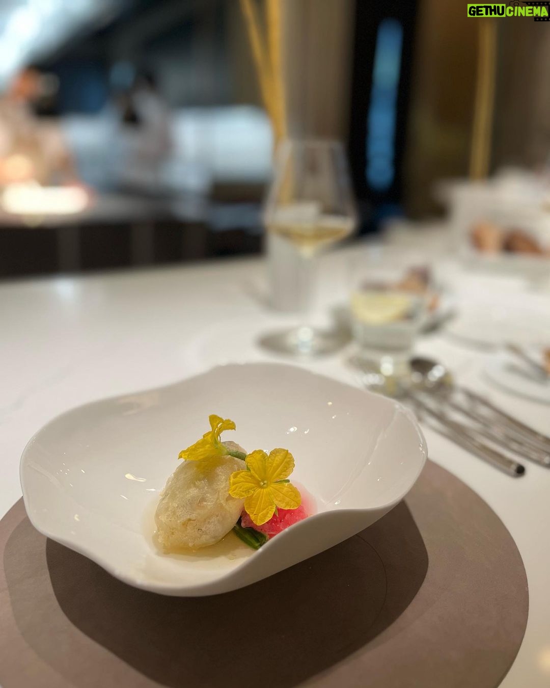 Gladys Lee Instagram - #uni is just my all time favorite 🫰🫰🫰 Uni carbonara from egg yolk with homemade spaghetti, one more please. Pork or pigeon for main course. And the carrot dessert was fun and tasty. @frassi_tw by chef @iacopofrassi #finedining #taipeifood #taipeifoodie #gourmet #gastronomy Frassi