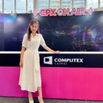 Gladys Lee Instagram - #台北國際電腦展 連續第二年在大型展會現場搭建攝影棚，開設中英文直播訪談節目，我們再次一起合作完成這項任務，發揮新聞團隊戰力，讓播報零時差向國際買家、參展品牌展現展會亮點； 有太多感謝要給密切合作的主辦單位貿協團隊，謝謝我強大的主持人陣容 @imethan6 @circlelisa @emceerebecca ，絕對不能沒有的 @jcjillchen ，最專業有默契的導播，還有資深攝影團好手（讓大家回到daily的背脊發涼😂），再次一起完成過癮的任務！ Stay tuned on《CPX ON AIR》🖤💗 📡 直播 @chiwanlive #趣玩影像 💄 梳化 @chen_yichuan 👗 服裝 @lafeta_official #lafeta . @computextaipei #COMPUTEX #computex2023 #CPXONAIR #開幕式 #全英主持 #新聞主播 #節目主持 #主持人 #雙語主持 #活動主持 #精品主持 #中英主持 #中英主持人 #英文主持人 #直播 #直播主持人 #開幕主持 #論壇主持 #春酒主持 #記者會主持 #記者會 #晚宴主持 #host #bilingualhost 南港展覽館 Nangang Exhibition Center