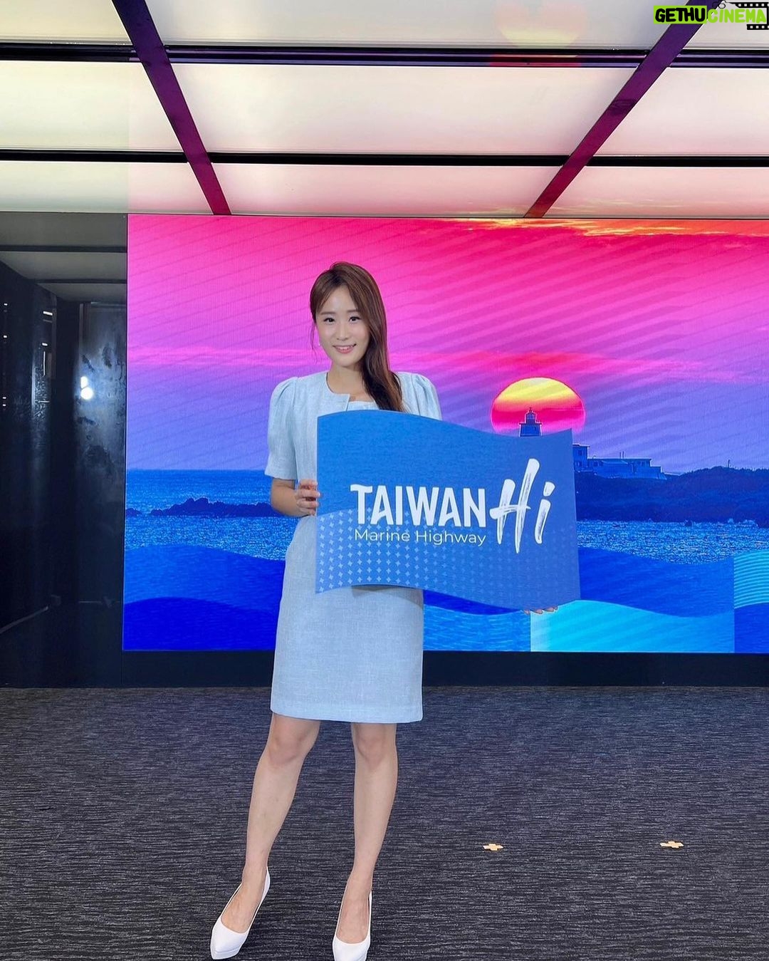 Gladys Lee Instagram - |主持 #交通部航港局 @motcmpbweb 海洋運輸新品牌 𝙏𝙖𝙞𝙬𝙖𝙣 𝙃𝙞 藍色公路品牌暨標章認證發表記者會 無論是已經開航的 #新臺馬輪,或者9月初要正式啟航的 #澎湖輪,不再只是 #交通船 而是 #類郵輪 新體驗,海洋運輸品牌導入設計思維,提供從候船開始的舒適、可靠、高品質的海上旅運服務環境。 期待藍色公路在未來的發展、品牌標章的認證效力,讓我們一起說聲:Taiwan Hi(台灣,海!)⚓️ - 服裝 @jsselect #jsselect #TaiwanHi #藍色公路 #MarineHighway #本質設計顧問有限公司 . #開幕式 #全英主持 #新聞主播 #節目主持 #主持人 #雙語主持 #活動主持 #精品主持 #中英主持 #中英主持人 #英文主持人 #開幕主持 #論壇主持 #春酒主持 #記者會主持 #記者會 #晚宴主持 #host #bilingualhost
