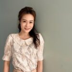 Gladys Lee Instagram - #主播理財 轉眼創業第五年，帶著專業能力在競爭的主持市場闖蕩，對我來說，工作的樂趣在於成就感和與能力相符的合理報酬，打從創業初期，我訂下公司營收必須達成主播時期的翻倍成長，而且年年得往上走，年成長底線要擊敗通膨，有了目標就有執行動力。 身邊好多理財高手，好朋友財經主播楚文 @truewingchu 是認真、專業的箇中好手，我們一起討論理財方法：股市（存股＋資本利得）、債券、基金、保險、外幣、房地產，共同心得就是理財心法的第一步：積極自我學習，外加不間斷的投資練習，才有機會創造主業之外的第二收入。 坦白說，創業自己當老闆隨時在工作，也隨時有空進修學習，我的理財線上學習管道很多，除了爬文研究、搜尋比對之外，想要有效率又沒壓力的由名師引路，推薦大家 ❝ #上班族財富翻轉學院｜第二屆 ❞，為期五個月，總共12+3堂課、每堂兩小時的線上直播，從「養成 #富腦袋」到「#ETF、#台股、#美股」的致富關鍵都不會錯過，4/13晚上八點正式開學，一起來當同學！ 🔎 課程介紹：http://bit.ly/3YG61Ut 👉🏻 即日起至3/27，優惠入學方案現省$3000元 👉🏻 限時優惠！宛儒主播粉絲輸入【LEE500】再折$500元（折扣碼使用時間：即日起-3/27 23:59） - 課程特色： ① 系統化直播課 4 大投資理財核心(富腦袋、ETF、台股、美股） 加贈 3/30 晚上八點「投資小白先修班」 ② 主題式大使訪談：9 位投資理財大使 分享 #FIRE計畫、房地產、總經趨勢、致富心理學 * （Financial Independence, Retire Early 財務獨立、提早退休） ③ 教練 QA 音檔 學員專屬 QA 專區解答理財疑惑 ④ 投資研習社：「小資」和「海外」兩大主題 * 這個我自己超有興趣，這兩年我陸續在美國、泰國、日本了解海外買房置產，期待交屋拿到鑰匙的時刻！ @smartm.tw #大大學院 @dr.selena.tw . #全英主持 #雙語主持人 #新聞主播 #節目主持 #主持人 #雙語主持 #活動主持 #精品主持 #中英主持 #中英主持人 #英文主持人 #全英主持 #直播主持人 #開幕主持 #論壇主持 #春酒主持 #記者會主持 #晚宴主持 #host #emcee #bilingualhost