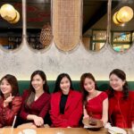 Gladys Lee Instagram - 開工春酒自己辦，主播主持人們的鴻（紅）兔之約太成功、太歡樂、太好聊了啦，要繼續相約唷💕 十多年前陸續進入電視台工作的我們，過去多半是在電視機上看對方播新聞，跑線的時候匆忙聊天問候，這幾年各自轉型主持人的我們，有更多共同話題和煩惱，前年跟 @purplesmiling 芷娟說好要一起來辦尾牙，摸彩抽獎，慰勞自己的努力和拍拍肩膀說聲讚，去年底實現願望，超級開心邀約到 @truewingchu @chia0628 @sharonlee10006 齊聚，還有 @annehung69 @catherinechu0211 @lindsey_chocho 也相約要再來場小聚會，好喜歡這天晚餐的話題，天南地北都能聊、都有想法見識，知識含量好高呀！ 謝謝好姐妹大美人們的生日祝福，生日週的慶祝準備起跑🫶 祝福大家好案源多多、健康平安，還有第三個願望就留給自己囉！ #春酒 #主持人 #主播主持人 #雙語主持 #中英雙語主持人 #中英主持人 #活動主持 #host #bilingualhost