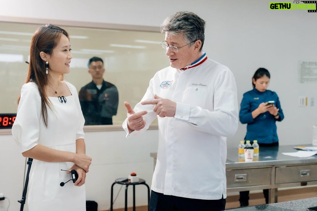 Gladys Lee Instagram - 法國主顯節 👑 1月6號吃 #國王派 #galettedesrois 了嗎? 連續第四年主持 @tehmag66 #德麥法國萊思克盃國王派冠軍賽,見證師傅們馬拉松式完成任務,有老將再挑戰,也有新手下戰帖,磨刀霍霍對準50萬冠軍獎金!雖然說獎金誘因高,師傅們切磋手藝更珍貴;更多主持精彩瞬間用照片說故事囉。 @lescure_tw @lescure_international . #開幕式 #全英主持 #新聞主播 #節目主持 #主持人 #雙語主持 #活動主持 #精品主持 #中英主持 #中英主持人 #英文主持人 #直播 #直播主持人 #開幕主持 #論壇主持 #春酒主持 #記者會主持 #記者會 #晚宴主持 #host #bilingualhost