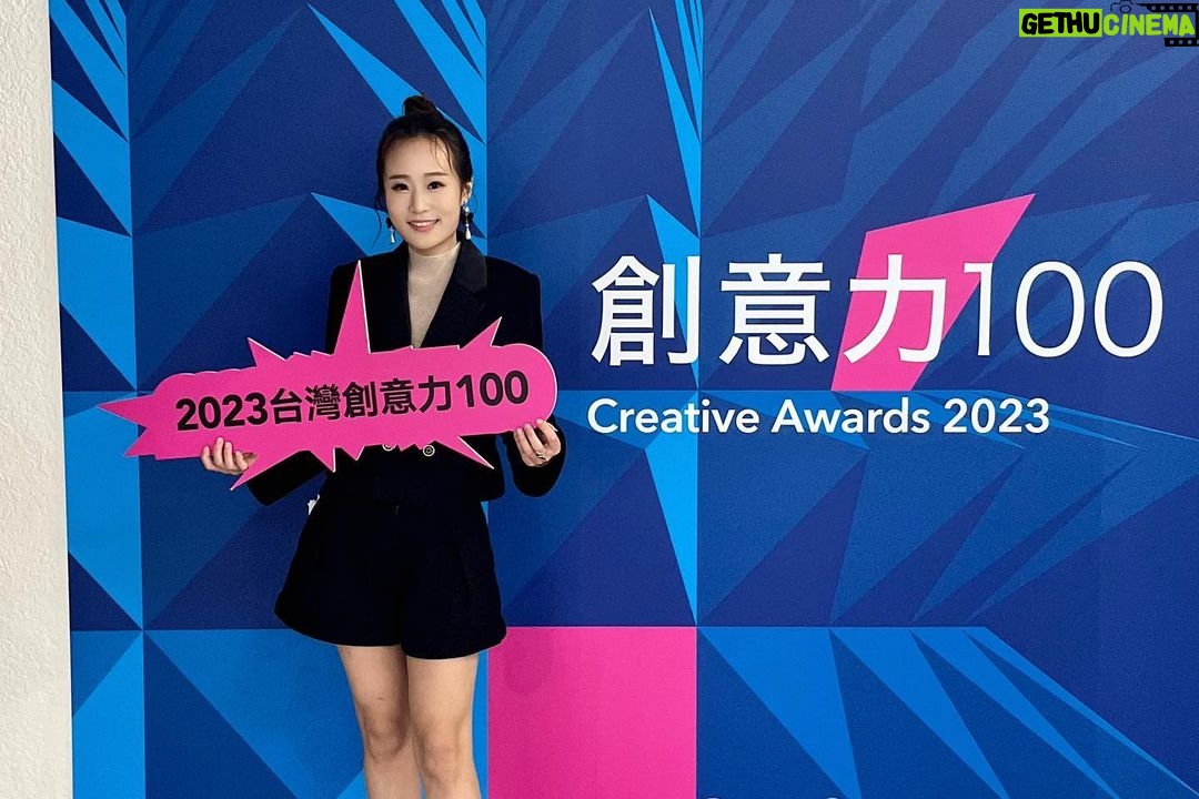 Gladys Lee Instagram - 謝謝 @lavietw 盛情邀約主持 #台灣創意力100 雙年獎,設計界、創意圈的年度盛會。 最新一期《La Vie》雜誌以 Human Identity 以及可以AR呈現的爆炸式視覺設計敲響反思、揭露焦慮,也提出解方。 獎項不只精選年度創意人物、團隊,包含展會、場地、影視作品,以及策展活動都入列,謝謝主辦單位讓我能以主持人視角參與一切。 It’s been nonstop working mode lately, with so much learning both professionally and in life. It was a pleasure of mine to be the host for La Vie Creative Award 2023 ceremony every two years. This year, we highlight "Human Identity" as the reflection of the AI wave over the past two years. One question in mind: who are we? And what can we do more to stand out? Or even just to show human identity. Is there anything we as human beings irreplaceable? There are thousands of answers to these questions as we speak for ourselves as human beings. For these award-winning designers, artists, curators, and people who work within the industry, Resilience, Connection, and Sense might be two keywords. - 👗 @apujan @apu.jan #apujan . #雙語主持 #中英主持 #主持人 #活動主持 #主播主持
