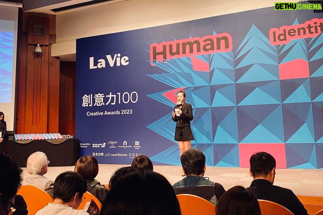 Gladys Lee Instagram - 謝謝 @lavietw 盛情邀約主持 #台灣創意力100 雙年獎,設計界、創意圈的年度盛會。 最新一期《La Vie》雜誌以 Human Identity 以及可以AR呈現的爆炸式視覺設計敲響反思、揭露焦慮,也提出解方。 獎項不只精選年度創意人物、團隊,包含展會、場地、影視作品,以及策展活動都入列,謝謝主辦單位讓我能以主持人視角參與一切。 It’s been nonstop working mode lately, with so much learning both professionally and in life. It was a pleasure of mine to be the host for La Vie Creative Award 2023 ceremony every two years. This year, we highlight "Human Identity" as the reflection of the AI wave over the past two years. One question in mind: who are we? And what can we do more to stand out? Or even just to show human identity. Is there anything we as human beings irreplaceable? There are thousands of answers to these questions as we speak for ourselves as human beings. For these award-winning designers, artists, curators, and people who work within the industry, Resilience, Connection, and Sense might be two keywords. - 👗 @apujan @apu.jan #apujan . #雙語主持 #中英主持 #主持人 #活動主持 #主播主持