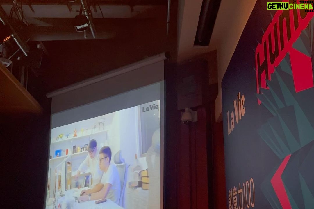 Gladys Lee Instagram - 謝謝 @lavietw 盛情邀約主持 #台灣創意力100 雙年獎,設計界、創意圈的年度盛會。 最新一期《La Vie》雜誌以 Human Identity 以及可以AR呈現的爆炸式視覺設計敲響反思、揭露焦慮,也提出解方。 獎項不只精選年度創意人物、團隊,包含展會、場地、影視作品,以及策展活動都入列,謝謝主辦單位讓我能以主持人視角參與一切。 It’s been nonstop working mode lately, with so much learning both professionally and in life. It was a pleasure of mine to be the host for La Vie Creative Award 2023 ceremony every two years. This year, we highlight "Human Identity" as the reflection of the AI wave over the past two years. One question in mind: who are we? And what can we do more to stand out? Or even just to show human identity. Is there anything we as human beings irreplaceable? There are thousands of answers to these questions as we speak for ourselves as human beings. For these award-winning designers, artists, curators, and people who work within the industry, Resilience, Connection, and Sense might be two keywords. - 👗 @apujan @apu.jan #apujan . #雙語主持 #中英主持 #主持人 #活動主持 #主播主持
