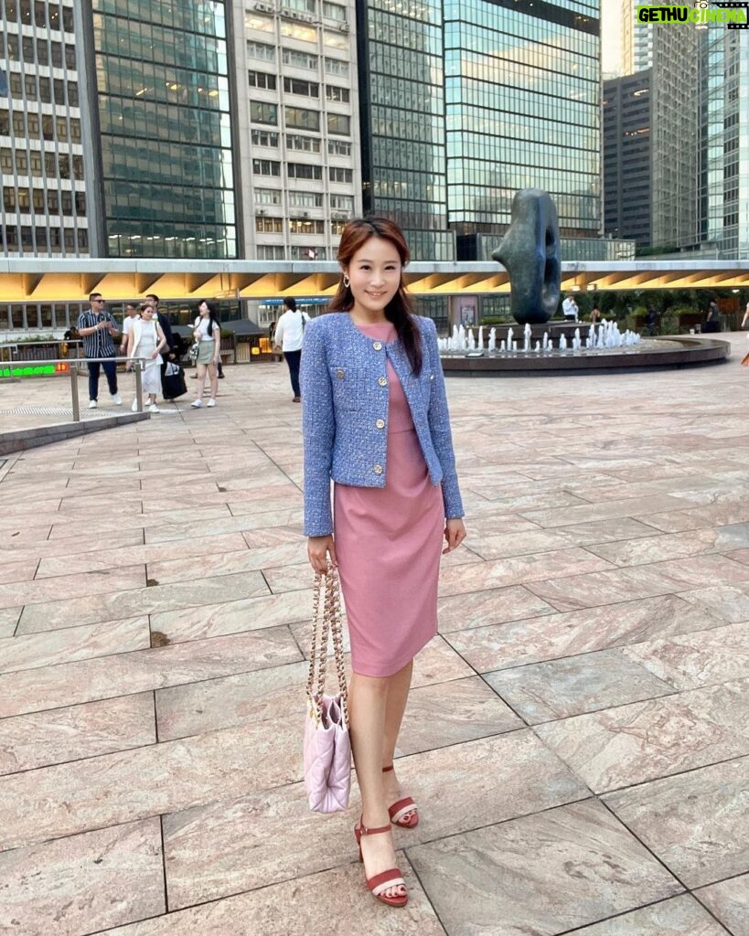 Gladys Lee Instagram - It’s been long time HK! The buzz, the traffic, the smell and the food! Everything was full with memories and things are changing. However, can’t tell how much I miss it here. 謝謝 @jsselect 美麗的洋裝伴我出席香港活動🛫 - TBC - #hongkong @discoverhongkong #香港旅遊 #香港美食 . #開幕式 #全英主持 #新聞主播 #節目主持 #主持人 #雙語主持 #活動主持 #精品主持 #中英主持 #中英主持人 #英文主持人 #直播 #直播主持人 #開幕主持 #論壇主持 #春酒主持 #記者會主持 #記者會 #晚宴主持 #host #bilingualhost IFC