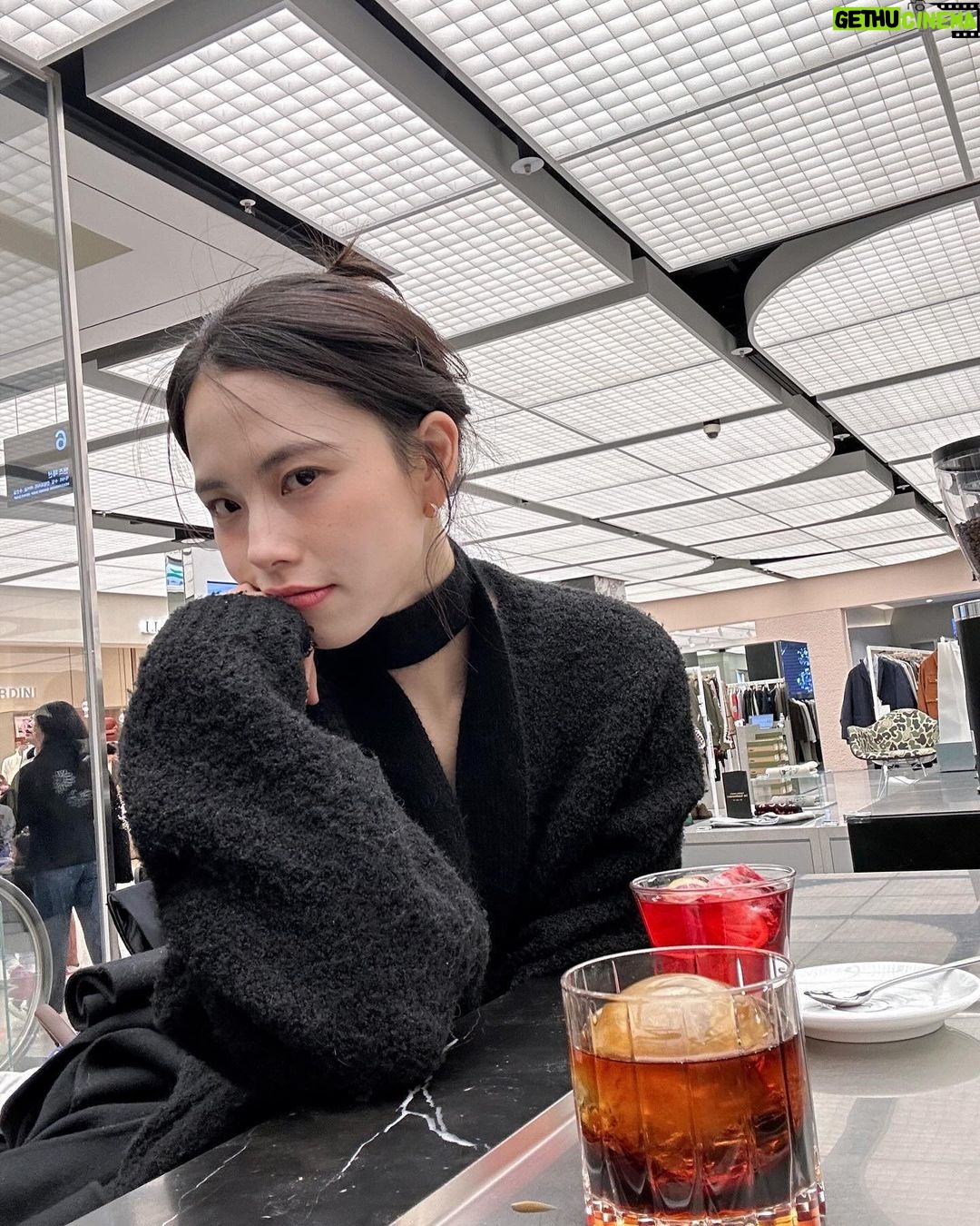 Go Eun-young Instagram - #봄 이 오려다가 다시 추워지는 것인가요~?! . 날씨가 어서 풀렸으면 좋겠네용🌸 . 봄과 어울리는 #귀걸이