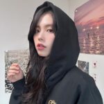 Go Eun-young Instagram – #축구 에 빠져드는 요즘 #치맥 과 축구 경기 보는 행복이 대단했는데 그래서인지 얼굴이 조금 빵실빵실해졌다 😂
.
#8강 도 잘 경기 할 슈 있기를! 우리 선수들 화이팅이닷!
.
역시 흑맥의 진리는 부드러운 거품으로 #기네스 콜드브루 맛은 처음 본당
풋볼 레플리카 브랜드인 #오버더피치 가 콜라보한 머플러와 후드티! 로고가 귀엽게 새겨져 있어용 😺
.
하지만 ⚠️
지나친 음주는 뇌졸증, 기억력 손상이나 치매를 유발합니다.
임신 중 음주는 기형아 출생위험을 높입니다.
.
#광고 #기네스x오버피치 #timetosurge #축구엔기네스