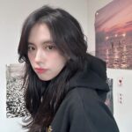 Go Eun-young Instagram – #축구 에 빠져드는 요즘 #치맥 과 축구 경기 보는 행복이 대단했는데 그래서인지 얼굴이 조금 빵실빵실해졌다 😂
.
#8강 도 잘 경기 할 슈 있기를! 우리 선수들 화이팅이닷!
.
역시 흑맥의 진리는 부드러운 거품으로 #기네스 콜드브루 맛은 처음 본당
풋볼 레플리카 브랜드인 #오버더피치 가 콜라보한 머플러와 후드티! 로고가 귀엽게 새겨져 있어용 😺
.
하지만 ⚠️
지나친 음주는 뇌졸증, 기억력 손상이나 치매를 유발합니다.
임신 중 음주는 기형아 출생위험을 높입니다.
.
#광고 #기네스x오버피치 #timetosurge #축구엔기네스