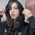 Go Eun-young Instagram – #축구 에 빠져드는 요즘 #치맥 과 축구 경기 보는 행복이 대단했는데 그래서인지 얼굴이 조금 빵실빵실해졌다 😂
.
#8강 도 잘 경기 할 슈 있기를! 우리 선수들 화이팅이닷!
.
역시 흑맥의 진리는 부드러운 거품으로 #기네스 콜드브루 맛은 처음 본당
풋볼 레플리카 브랜드인 #오버더피치 가 콜라보한 머플러와 후드티! 로고가 귀엽게 새겨져 있어용 😺
.
하지만 ⚠️
지나친 음주는 뇌졸증, 기억력 손상이나 치매를 유발합니다.
임신 중 음주는 기형아 출생위험을 높입니다.
.
#광고 #기네스x오버피치 #timetosurge #축구엔기네스