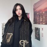 Go Eun-young Instagram – #축구 에 빠져드는 요즘 #치맥 과 축구 경기 보는 행복이 대단했는데 그래서인지 얼굴이 조금 빵실빵실해졌다 😂
.
#8강 도 잘 경기 할 슈 있기를! 우리 선수들 화이팅이닷!
.
역시 흑맥의 진리는 부드러운 거품으로 #기네스 콜드브루 맛은 처음 본당
풋볼 레플리카 브랜드인 #오버더피치 가 콜라보한 머플러와 후드티! 로고가 귀엽게 새겨져 있어용 😺
.
하지만 ⚠️
지나친 음주는 뇌졸증, 기억력 손상이나 치매를 유발합니다.
임신 중 음주는 기형아 출생위험을 높입니다.
.
#광고 #기네스x오버피치 #timetosurge #축구엔기네스