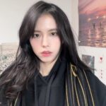 Go Eun-young Instagram – #축구 에 빠져드는 요즘 #치맥 과 축구 경기 보는 행복이 대단했는데 그래서인지 얼굴이 조금 빵실빵실해졌다 😂
.
#8강 도 잘 경기 할 슈 있기를! 우리 선수들 화이팅이닷!
.
역시 흑맥의 진리는 부드러운 거품으로 #기네스 콜드브루 맛은 처음 본당
풋볼 레플리카 브랜드인 #오버더피치 가 콜라보한 머플러와 후드티! 로고가 귀엽게 새겨져 있어용 😺
.
하지만 ⚠️
지나친 음주는 뇌졸증, 기억력 손상이나 치매를 유발합니다.
임신 중 음주는 기형아 출생위험을 높입니다.
.
#광고 #기네스x오버피치 #timetosurge #축구엔기네스