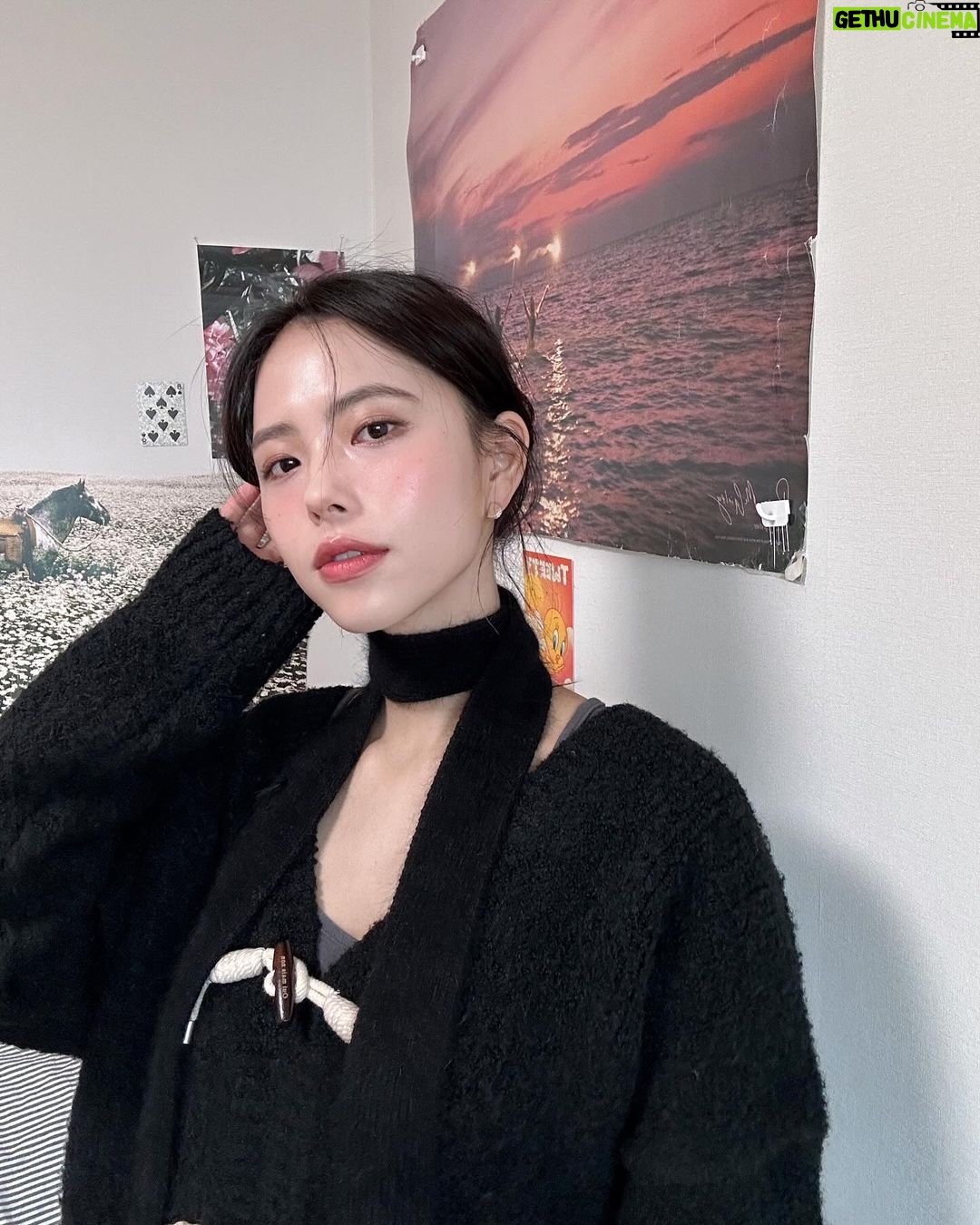 Go Eun-young Instagram - #봄 이 오려다가 다시 추워지는 것인가요~?! . 날씨가 어서 풀렸으면 좋겠네용🌸 . 봄과 어울리는 #귀걸이