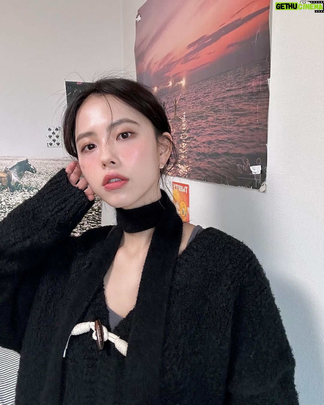 Go Eun-young Instagram - #봄 이 오려다가 다시 추워지는 것인가요~?! . 날씨가 어서 풀렸으면 좋겠네용🌸 . 봄과 어울리는 #귀걸이