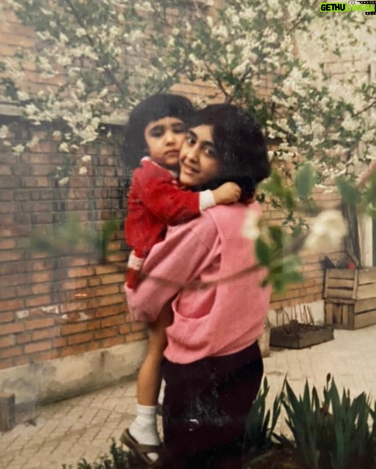 Golshifteh Farahani Instagram - Happy birthday my one and only sister @shaghayeghfarahani I remember this moment so well: it was few days before you left Iran for few years, it was Iran-Iraq war., bombings, load sheddings and sirens almost everyday. I was so sad I didn’t know what to do with myself. We always had each other’s back in all situations. Being separated from you was probably one of the most painful experiences of my early life. I’m so lucky to have a sister like you, with the biggest heart anyone could ever have. خواهر نازنينم شقايق… اين لحظه رو هنوز به خاطر دارم، جنگ بود و خاموشى و بمباران. تو داشتى از ايران ميرفتى، و من نميدونستم از غصه چكار كنم. نبودنِ تو در اون سالها، يكى از دردناكترين تجاربِ كودكى من بود. داشتنِ خواهرى مثل تو, با قلبى به اين وسعت، من رو خوشبخت ترين دخترِ دنيا ميكنه. شقايقِ نازم، گلِ هميشه عاشق تولدت مبارك