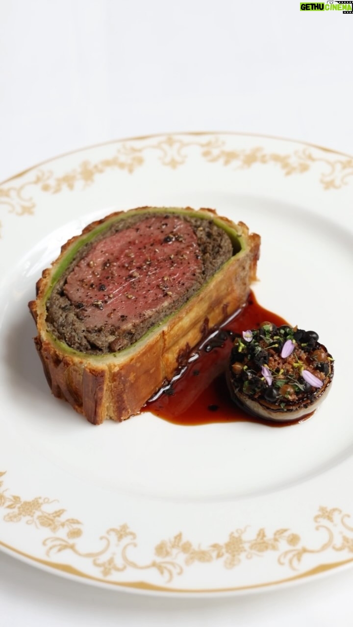 Gordon Ramsay - 141.9K Likes - This is how we make our signature beef wellington at the iconic @savoygrillgordonramsay !!