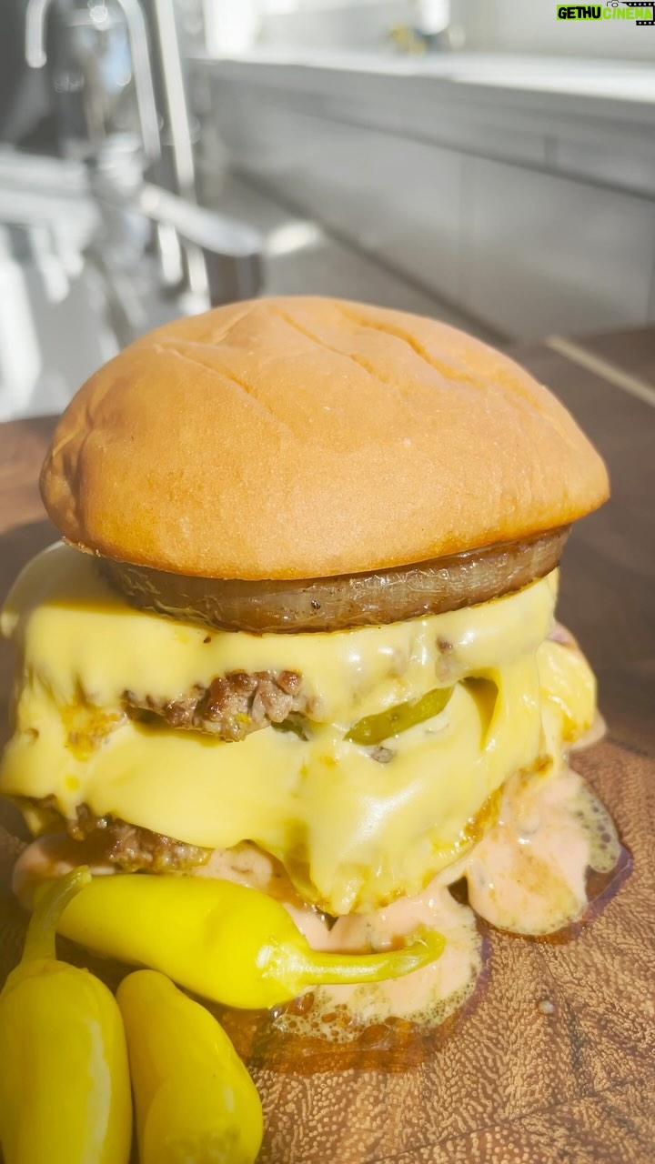 Gordon Ramsay - 91.9K Likes - A Flying Dutchman recipe for the weekend but with two slices of bread !!!
.
Grilled Onions 🧅
Yellow onion
Salt
Black pepper
Worcestershire
Burger 🍔
80/20 ground beef
Salt
Mustard
Butter
American cheese
Pickles
Sauce
Mayo
Ketchup
Sweet Relish
White vinegar
Potato Buns 🍞