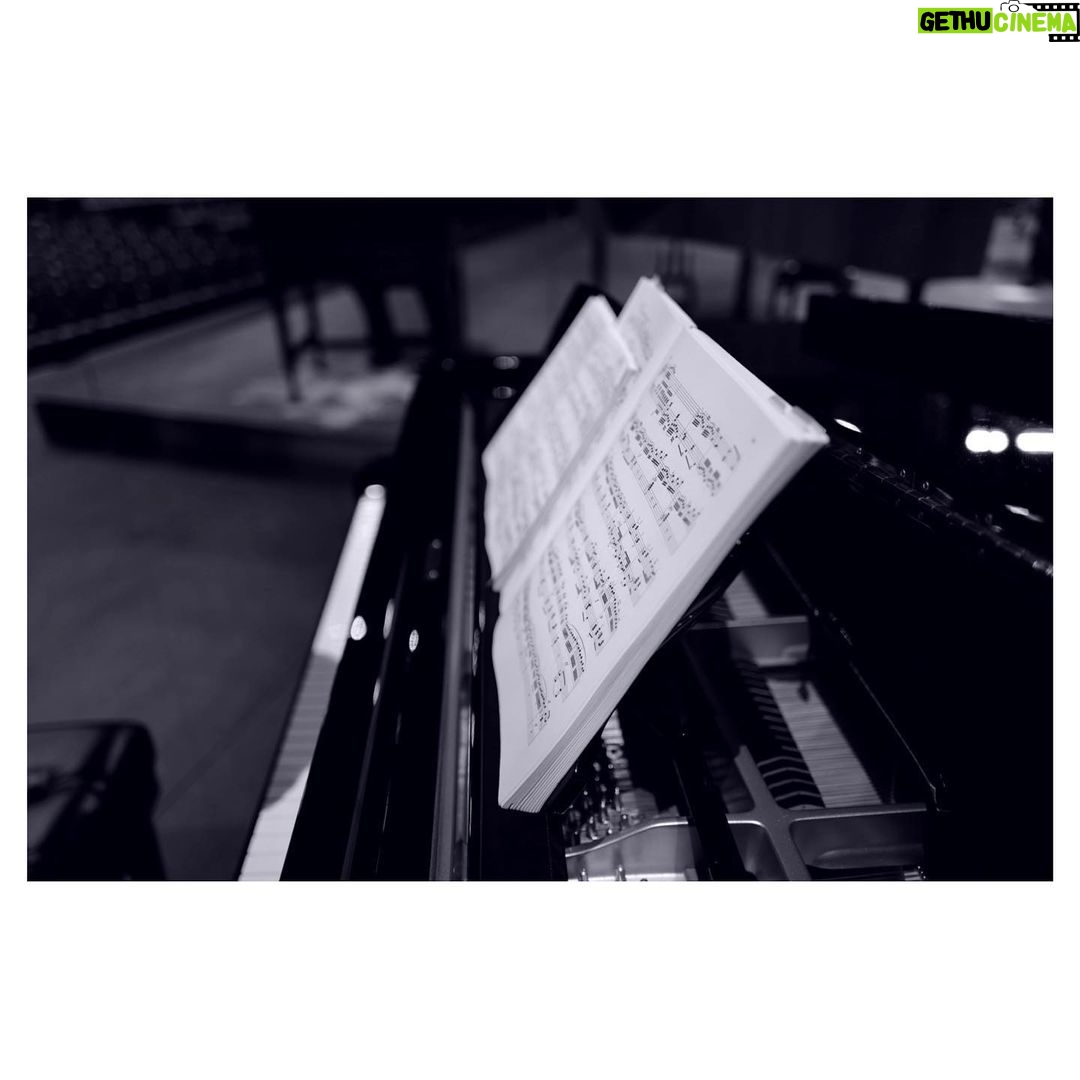 Goro Inagaki - 50.4K Likes - 舞台「No.9 不滅の旋律」
昨日をもって無事に閉幕いたしました。このような環境のなかご来場くださいました皆様、年末の配信で見守ってくださった皆様、本当にありがとうございました。
追いかけても追いかけても私達には辿り着くことの出来ない楽聖ベートーヴェン。しかし、この奇跡的な完走は天国から見守ってくれていたルイスがやっと私達カンパニーを認めてくれたと、今だけはそう思わせて下さい⭐︎
そして、お客様と私達に生まれた絆は「歓喜の歌」のように、これからも永遠に続いていくことでしょう。
昨夜、緊急事態宣言が再発令されました。まだまだ不安の多い世の中ですが、これからも皆様の心と身体の健康を祈っています。
ではまた…。