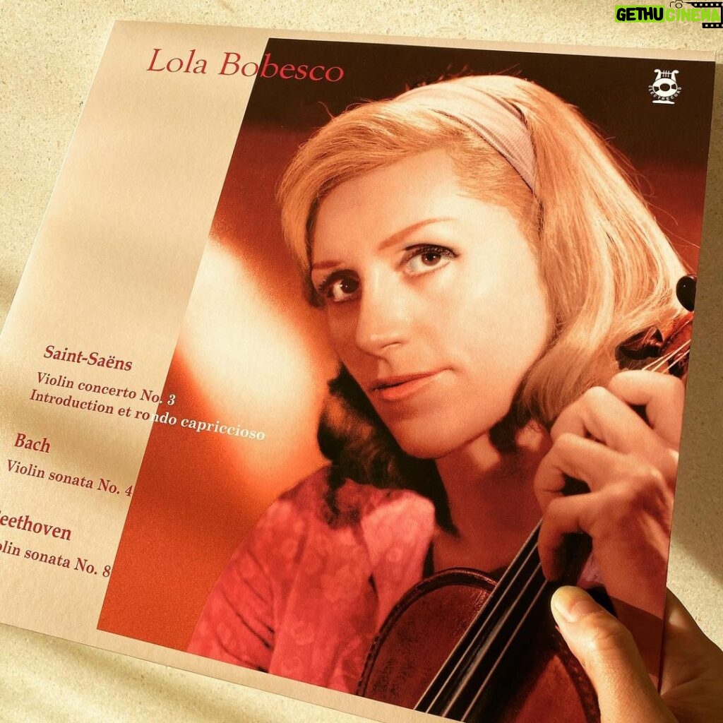 Goro Inagaki Instagram - 朝日に滲むLola Bobescoのヴァイオリン。 #Bach #アナログ盤 #私インスタ始めたそうです。