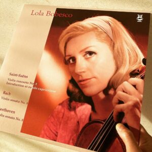 Goro Inagaki Instagram - 朝日に滲むLola Bobescoのヴァイオリン。

#Bach
#アナログ盤
#私インスタ始めたそうです。