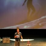Grégory Fitoussi Instagram - Magnifique moment sur la scène du théâtre du Casino à Biarritz. Merci @jeremielip de m avoir proposé cette mini aventure. C était fantastique. Let s go surfin now. 🏄🏻‍♂️🙏🏻 #theatre #joursbarbares #williamfinnegan #surf #actor #actorslife Casino Barrière Biarritz