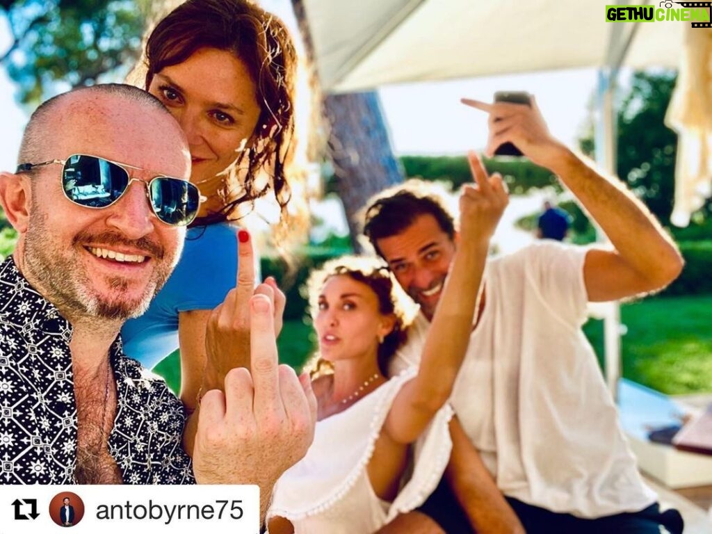 Grégory Fitoussi Instagram - Such lovely friends!... #holidays #friends #summertime @antobyrne75 @annafriel @laurapresgurvic Saint-Tropez