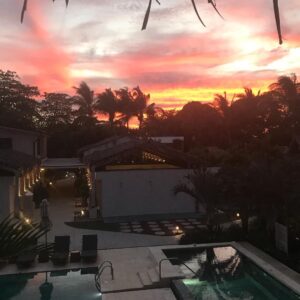 Grégory Fitoussi Instagram - Merci à @thegildediguana pour l accueil. La gentillesse. Les sourires. L élégance de l endroit. Merci à mon ami @ericritter_consulting aka «huggy les bons tuyaux ». Et merci au Costa Rica pour sa beauté sauvage. Ses gens. Son état d esprit. Ses vagues. A très bientôt. Pura vida. @thegildediguana @ericritter_consulting #costarica🇨🇷 #surf #happiness #puravida 📸@jmelloni