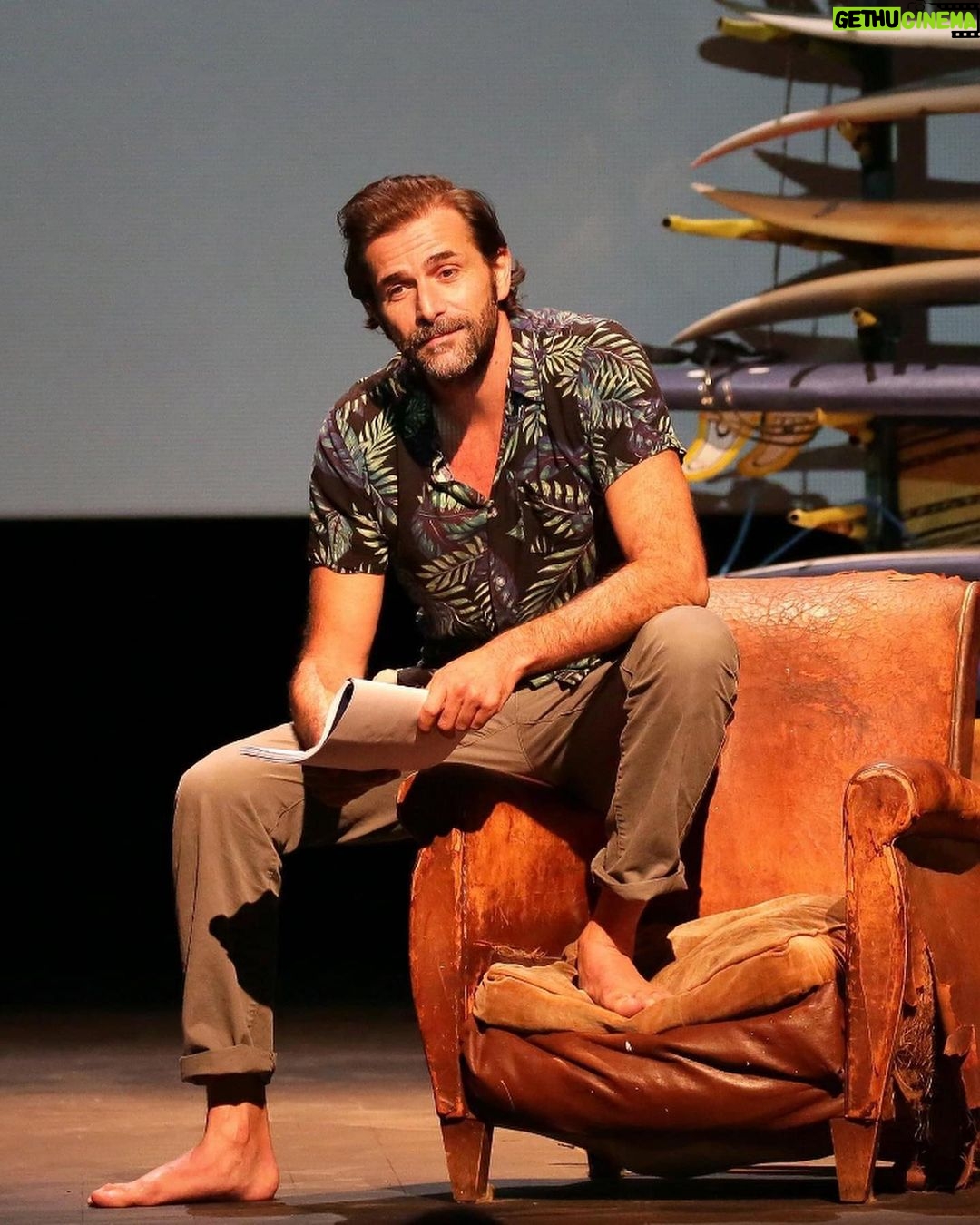 Grégory Fitoussi Instagram - Magnifique moment sur la scène du théâtre du Casino à Biarritz. Merci @jeremielip de m avoir proposé cette mini aventure. C était fantastique. Let s go surfin now. 🏄🏻♂️🙏🏻 #theatre #joursbarbares #williamfinnegan #surf #actor #actorslife Casino Barrière Biarritz