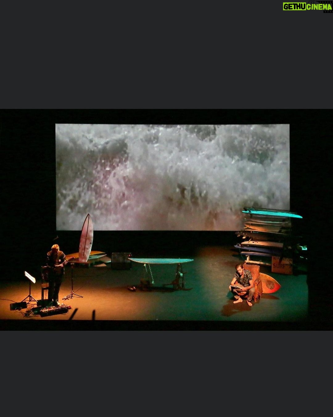 Grégory Fitoussi Instagram - Magnifique moment sur la scène du théâtre du Casino à Biarritz. Merci @jeremielip de m avoir proposé cette mini aventure. C était fantastique. Let s go surfin now. 🏄🏻♂️🙏🏻 #theatre #joursbarbares #williamfinnegan #surf #actor #actorslife Casino Barrière Biarritz