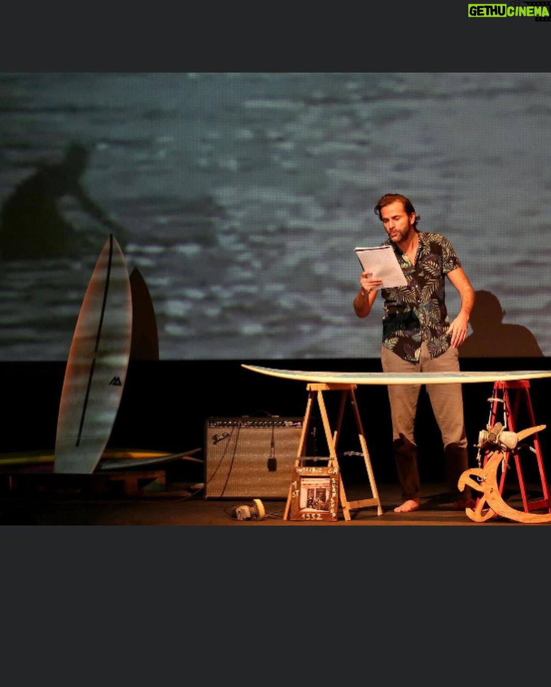 Grégory Fitoussi Instagram - Magnifique moment sur la scène du théâtre du Casino à Biarritz. Merci @jeremielip de m avoir proposé cette mini aventure. C était fantastique. Let s go surfin now. 🏄🏻♂️🙏🏻 #theatre #joursbarbares #williamfinnegan #surf #actor #actorslife Casino Barrière Biarritz