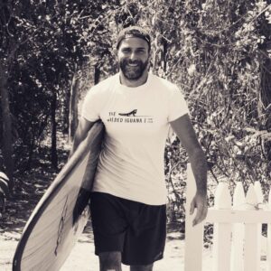 Grégory Fitoussi Instagram - Merci à @thegildediguana pour l accueil. La gentillesse. Les sourires. L élégance de l endroit. Merci à mon ami @ericritter_consulting aka «huggy les bons tuyaux ». Et merci au Costa Rica pour sa beauté sauvage. Ses gens. Son état d esprit. Ses vagues. A très bientôt. Pura vida. @thegildediguana @ericritter_consulting #costarica🇨🇷 #surf #happiness #puravida 📸@jmelloni