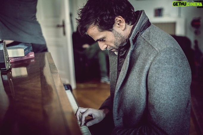 Grégory Fitoussi Instagram - Cet homme sait tout faire! 📸 @aurelieelich #shooting #walkyries #tf1