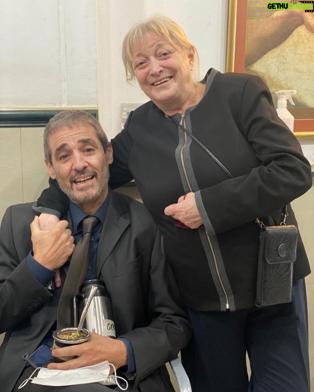 Graciela Pal - 1.1K Likes - Que maravilloso es nuestro trabajo que nos encuentra y reencuentra llenos de recuerdos, anécdotas e historias nuevas. Amo y admiro a mis compañeros actores #luisziembrowski @germanelpala