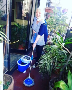 Graciela Pal Instagram - Un día cualquiera en mi casa. 
Les cuento que detesto limpiar pero adoro las cosas que facilitan las tareas, estoy feliz con @clean.up_arg que tiene precios muy accesibles y buenos productos ❤️ se los recomiendo.