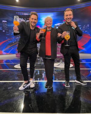 Graciela Pal Instagram - Gracias por el amor y la calidez ❤️🙌🏼 @intrusosok @adrianpalla @rodrilussich y a todo el equipo!
Gracias @mamyblueoficial por acompañarme siempre