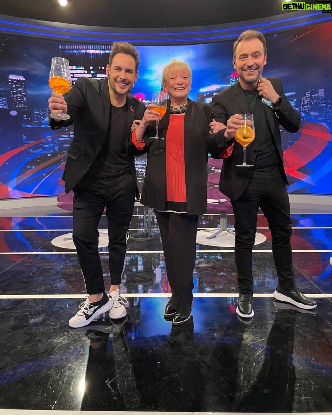 Graciela Pal - 1.6K Likes - Gracias por el amor y la calidez ❤️🙌🏼 @intrusosok @adrianpalla @rodrilussich y a todo el equipo!
Gracias @mamyblueoficial por acompañarme siempre