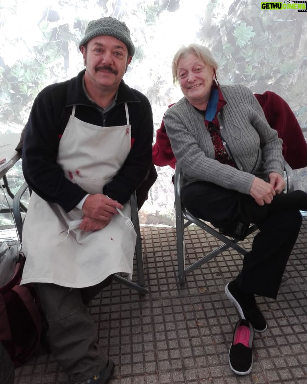 Graciela Pal - 1.1K Likes - Que maravilloso es nuestro trabajo que nos encuentra y reencuentra llenos de recuerdos, anécdotas e historias nuevas. Amo y admiro a mis compañeros actores #luisziembrowski @germanelpala