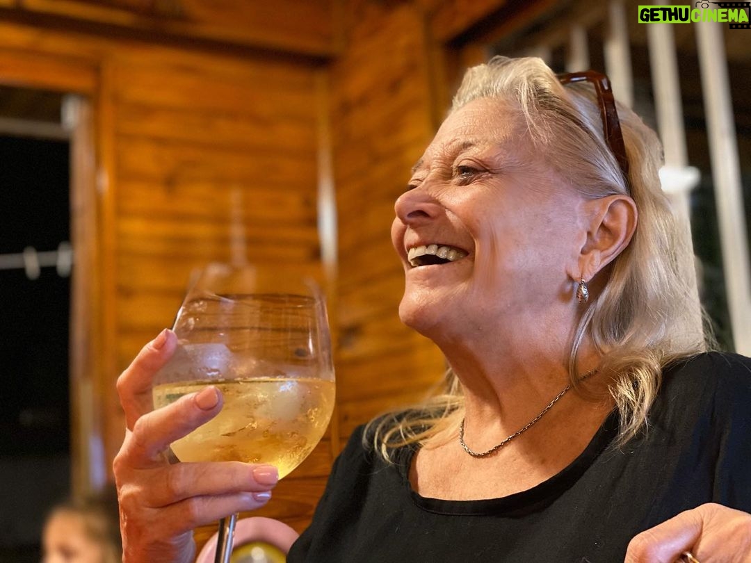 Graciela Pal Instagram - Brindo por la felicidad, la salúd, el trabajo y el amor... Gracias @suarezmicanailstudio por dejarme las manitas tan preciosas