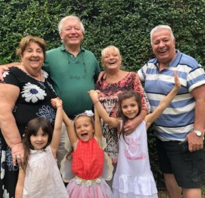 Graciela Pal Instagram - Abueleando y primeando en el cumple Navideño de mi faro, Amparito de mi alma!! Los abuelos te amamos
Abus Ana, Carlitos, Gra, Edu, Elsita y Marito