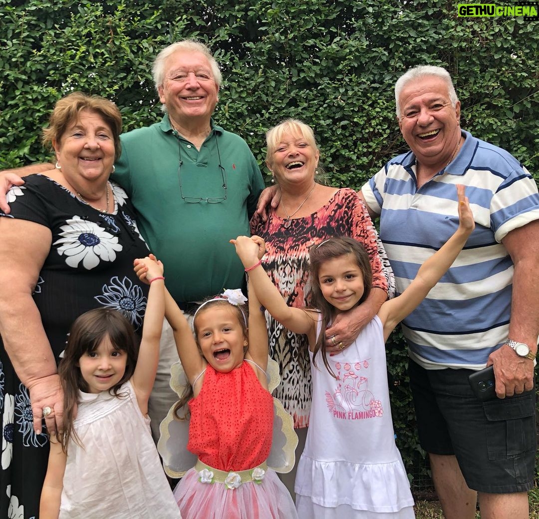 Graciela Pal - 0.9K Likes - Abueleando y primeando en el cumple Navideño de mi faro, Amparito de mi alma!! Los abuelos te amamos
Abus Ana, Carlitos, Gra, Edu, Elsita y Marito