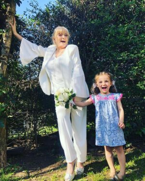 Graciela Pal Instagram - La novia con su nieta, que felicidad!!!! #

Yo by @mamyblueoficial 
Ella by @mimoandcooficial
Mis uñitas @suarezmicanailstudio