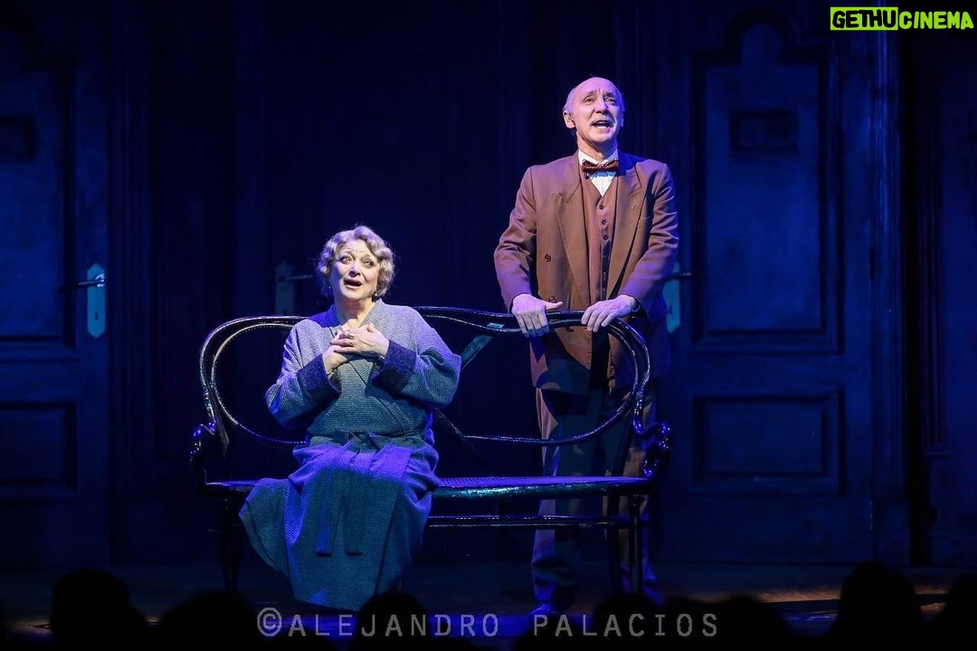 Graciela Pal Instagram - Esta noche los esperamos en el #Cabaret Hermosas fotos @alepalaciosfoto 🙌 Teatro Liceo