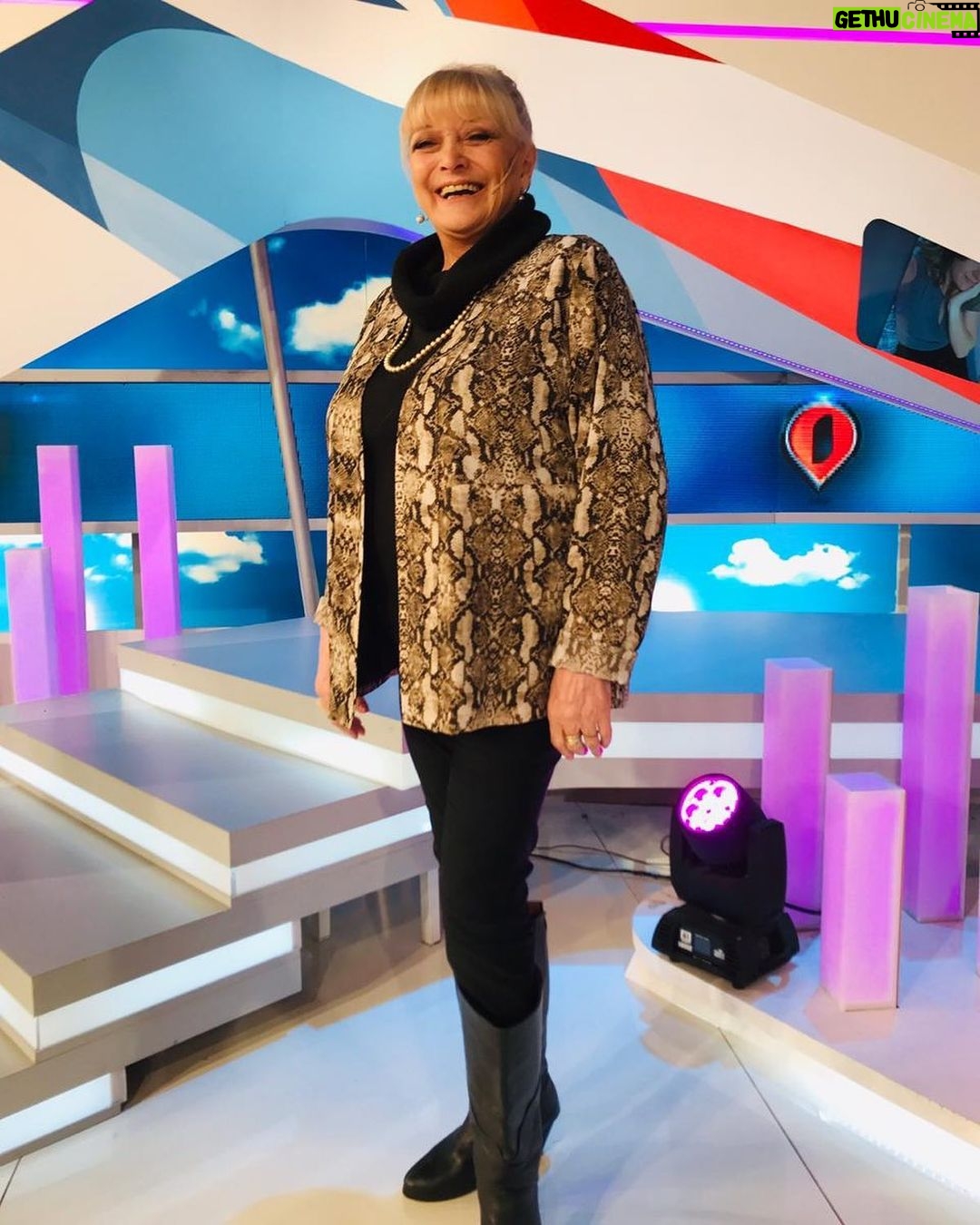 Graciela Pal - 0.9K Likes - En #Intrusos gracias por recibirme con tanto cariño! Por cuidarme y permitir que me muestre tal cual soy! #Cabaret es un proyecto soñado! .
@mamyblueoficial gracias por el look