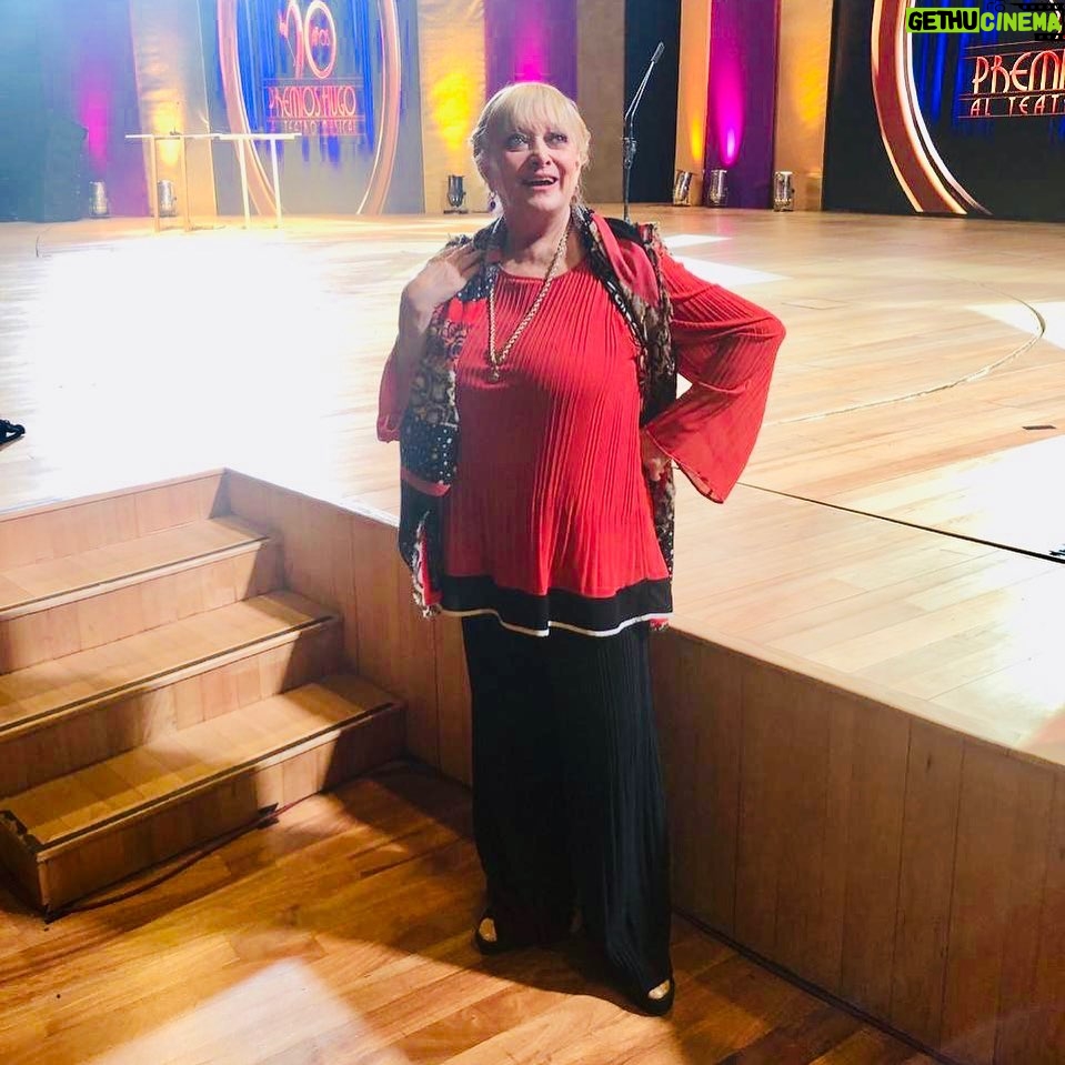 Graciela Pal - 574 Likes - No gané, pero estoy feliz de haber estado nominada! #CABARET no para de darme alegría, tener trabajo es una bendición... hacer lo que uno ama y disfruta es la gloria!
Gracias a todos por los aplausos, gracias @emimiguez por ser mi compañero anoche, gracias @natiiusgonzalez94 por el pelo, gracias @mamyblueoficial por vestirme, a @suarezmicanailstudio por dejarme las uñas perfectas siempre, a mi hermana, a mi hija @manu.pal por estar en cada detalle, a Edu mi amor.. a mi nieta por estar atenta hasta donde el sueñito le permitió! A toda mi familia y amigos por vibrar conmigo en cada instante. Gracias @albertonegrinlong @claudiotolcachir @gustavoyankelevichok por confiarme este personaje maravilloso
#premioshugo2019