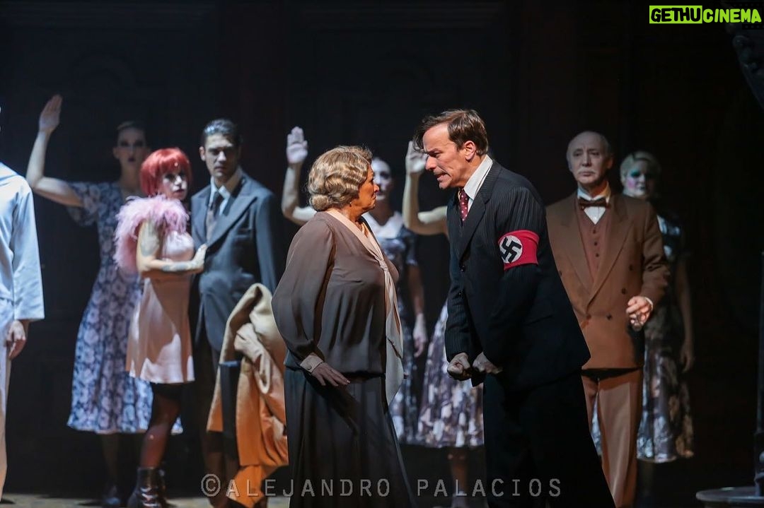 Graciela Pal Instagram - Por arrancar #cabaret les comparto esta foto maravillosa con @rodrigopedreiraok que nos hizo Alejandro Palacios