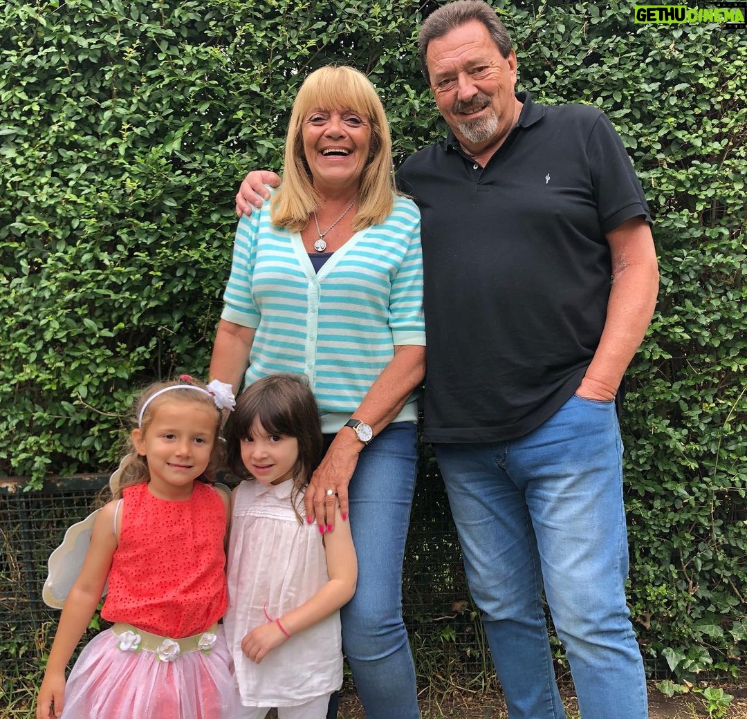 Graciela Pal - 0.9K Likes - Abueleando y primeando en el cumple Navideño de mi faro, Amparito de mi alma!! Los abuelos te amamos
Abus Ana, Carlitos, Gra, Edu, Elsita y Marito
