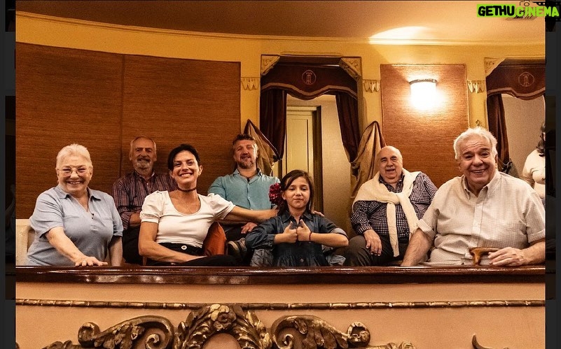 Graciela Pal Instagram - Familia y amigos, siempre conmigo. Gracias una vez más por estar a mi lado. Los amo. Gracias @teatro.avenida por el cariño y @fiorellaromay por las fotos Teatro Avenida