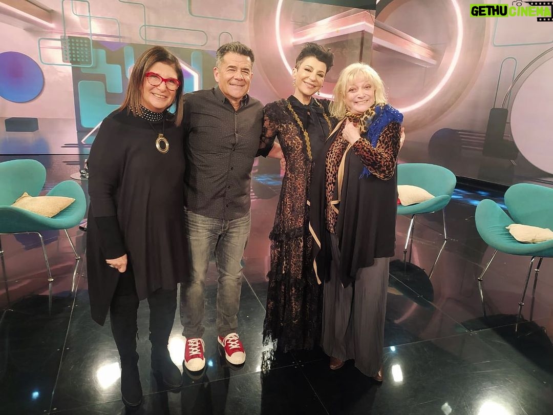 Graciela Pal Instagram - 😍 vuelve #RicosyFamosos @carolinapapaleo @julian_weich Canal 9