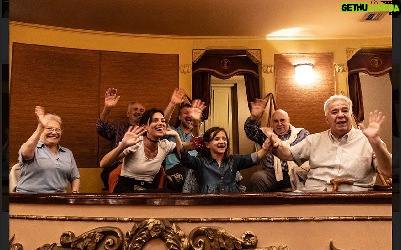 Graciela Pal Instagram - Familia y amigos, siempre conmigo. Gracias una vez más por estar a mi lado. Los amo. Gracias @teatro.avenida por el cariño y @fiorellaromay por las fotos Teatro Avenida